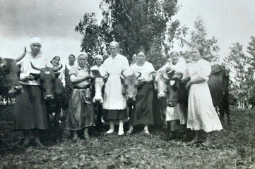 Slaucējas Sukinavas kolektīva fermā ap 1930. gadu. Foto no Z. Vilsones arhīva