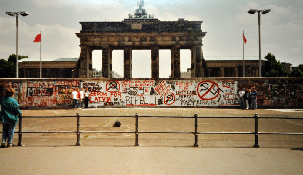 Berlīnes mūris ar latviešu gleznojumiem 1989. gadā. Astrīdes Sīlis foto.