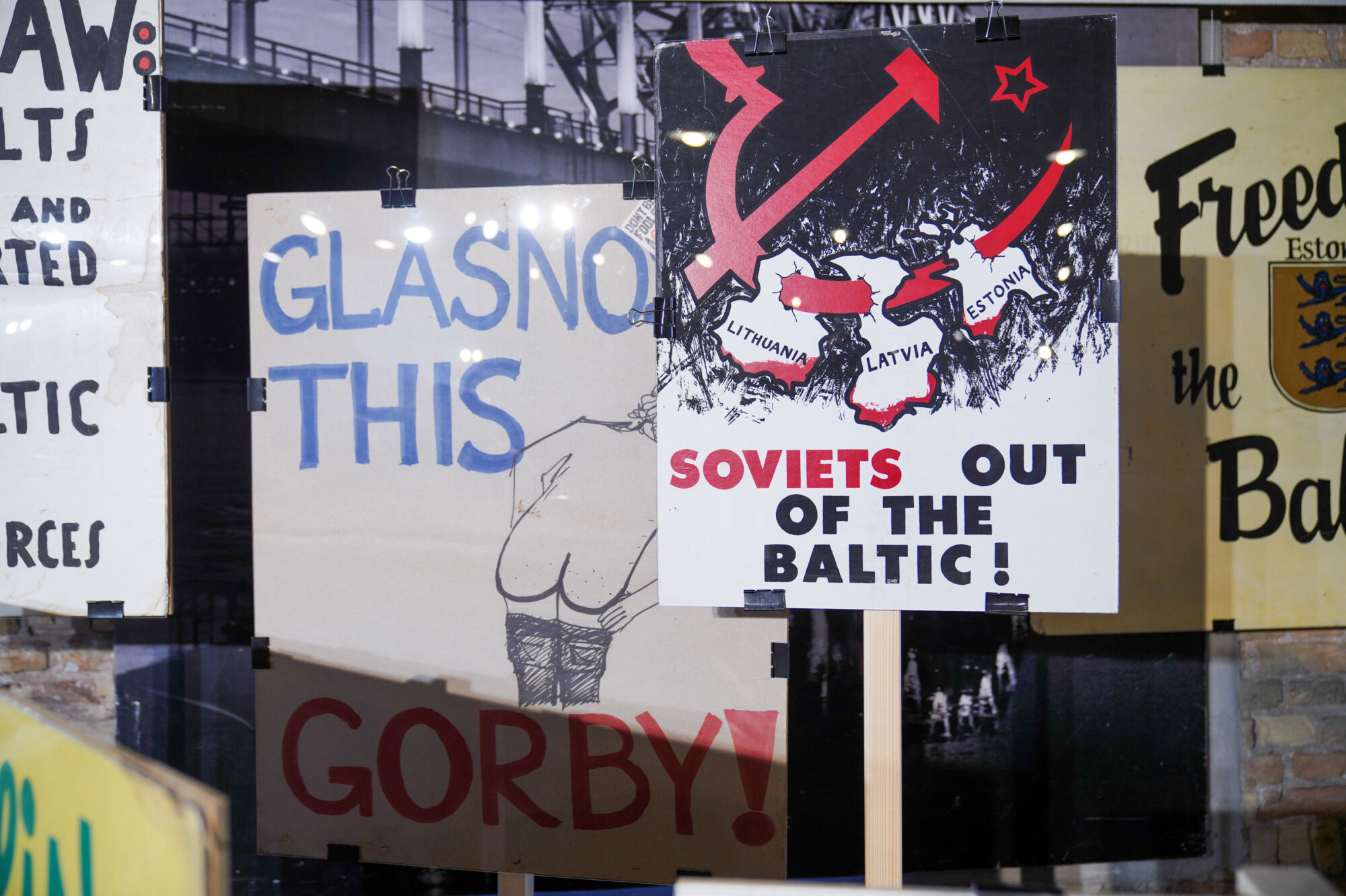 Izstādes “NYET, NYET, SOVIET! Politiskie protesti un demonstrācijas ārpus Latvijas 1945–1991” eksponāti. Mārtiņa Zidera foto.