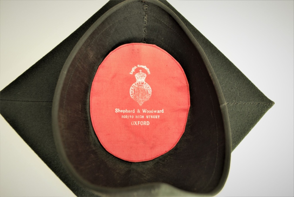 Jura Sinkas izlaiduma cepure, absolvējot Oksfordas universitāti Lielbritānijā 1953. gadā. Jura Sinkas dāvinājums. Muzeja "Latvieši pasaulē" krājuma.