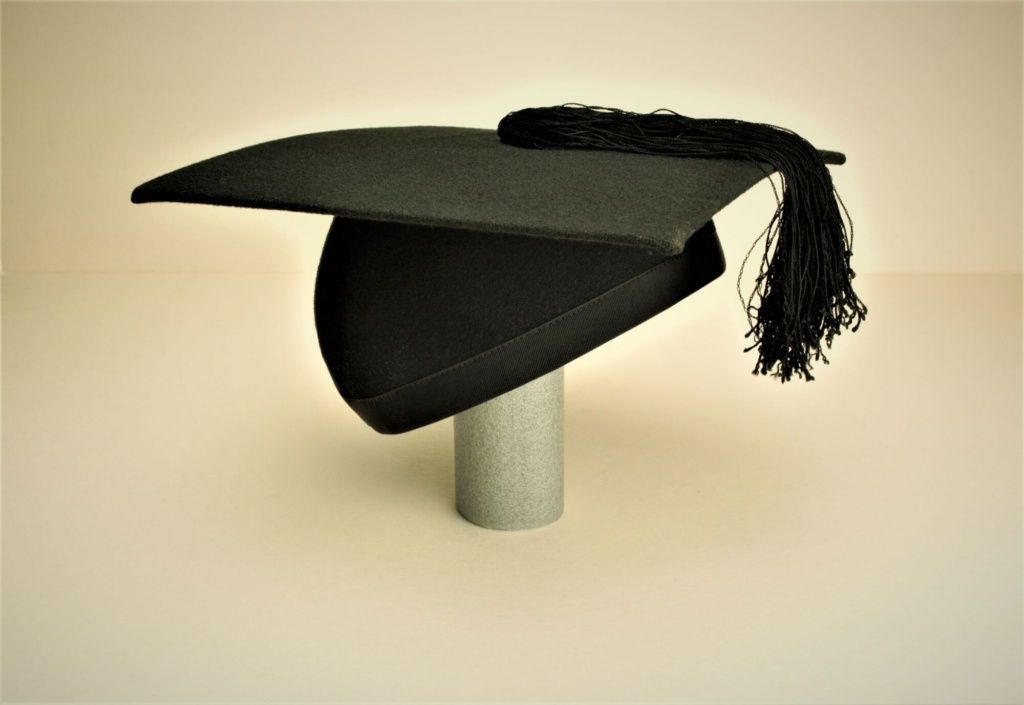 Jura Sinkas izlaiduma cepure, absolvējot Oksfordas universitāti Lielbritānijā 1953. gadā. Muzeja "Latvieši pasaulē" krājums. Jura Sinkas dāvinājums.