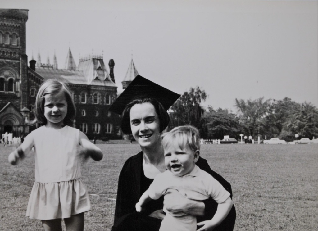 Solveiga Miezīte ar meitu Ilzi un dēlu Andri doktora grāda saņemšanas dienā pie Toronto Universitātes Kanādā 1963. gadā. Fotogrāfs nezināms. Foto no muzeja "Latvieši pasaulē" krājuma.
