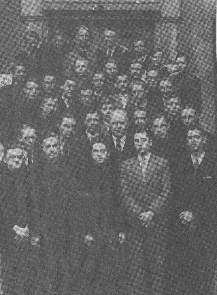Rīgas pilsētas 1. ģimnāzijas 3.b klase 1943. gada pavasarī. Juris Sinka pirmajā rindā otrais no kreisās puses. Fotogrāfs nezināms. Foto no muzeja "Latvieši pasaulē" krājuma.