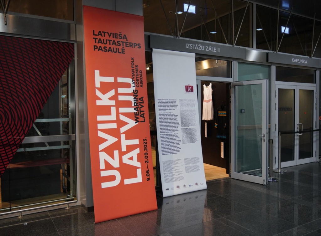 8. jūnijā mūsu muzeja izstāde "Uzvilkt Latviju. Latvieša tautastērps pasaulē" vēra durvis apmeklētājiem Latvijas Nacionālās bibliotēkas izstāžu zālē. Mārtiņa Zidera foto.