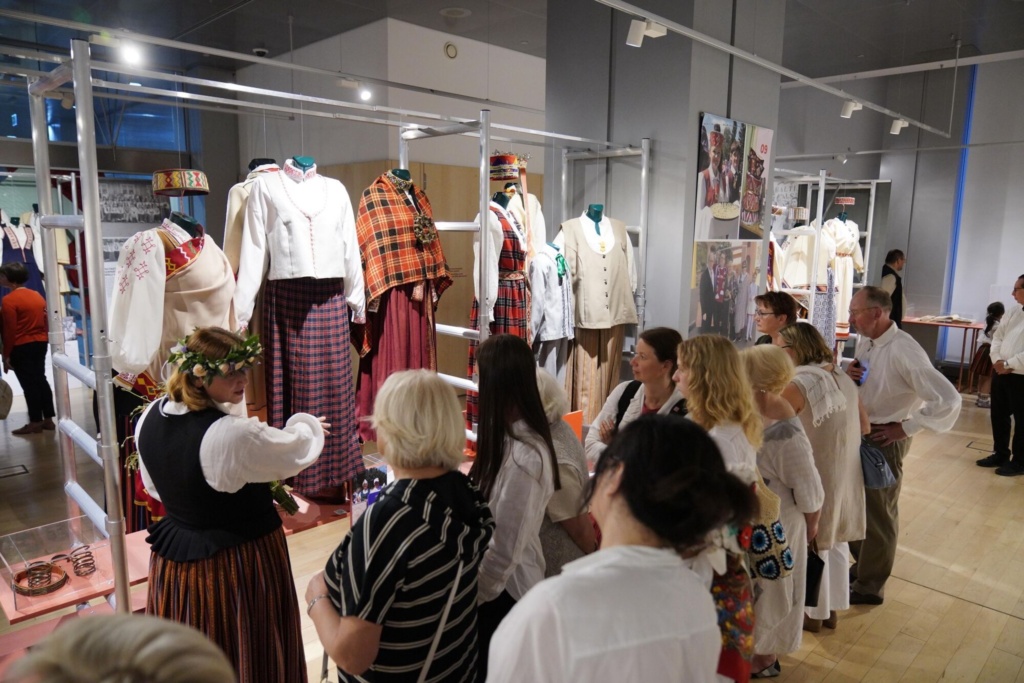 Atklāšanas sarīkojuma apmeklētāji ar interesi pētīja izstādi. Tajā aplūkojami 40 atšķirīgi tautastērpi, kurus visus vieno to valkātāju piederības sajūta Latvijai. Mārtiņa Zidera foto.