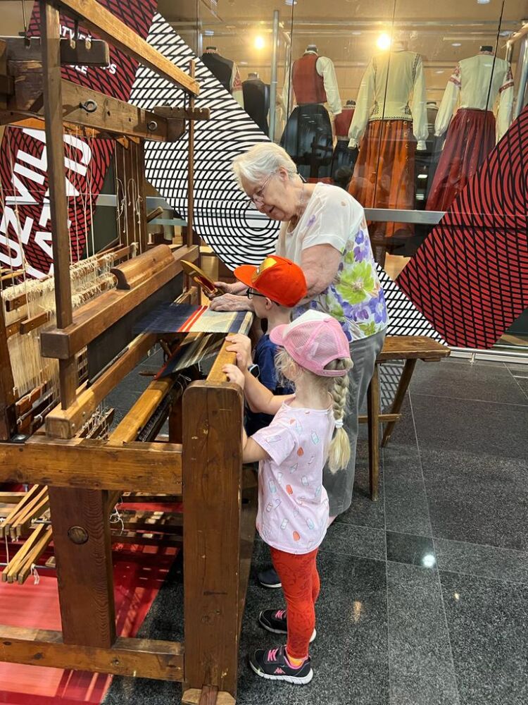 Audēja Māra Pinka izstādes apmeklētājiem ļāva izmēģināt aušanu vēsturiskās stellēs. Ilzes Bērziņas foto.