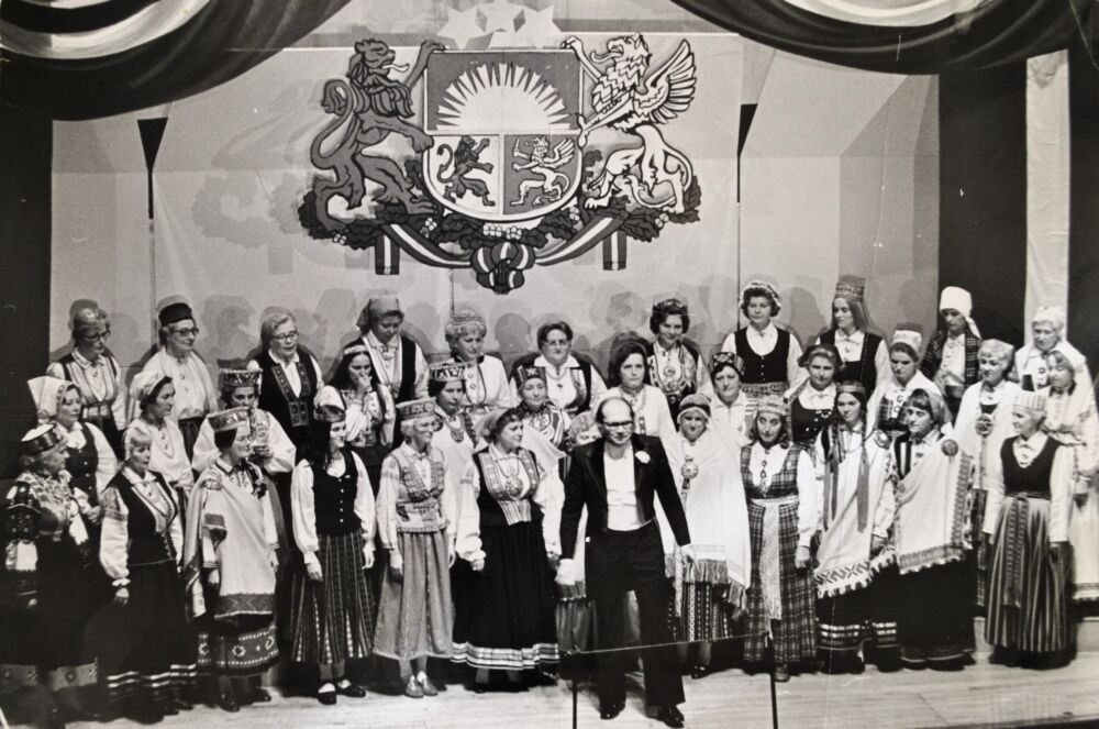 Diriģents Arvīds Purvs un sieviešu koris "Zīle" uz skatuves, Iton (Eaton) auditorijā, Toronto, 1977. gada 18. novembrī. LPplgD2023.1448