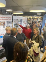 Foto: kuplā skolasbiedru lokā atklāta izstāde par Minsteres Latviešu ģimnāziju